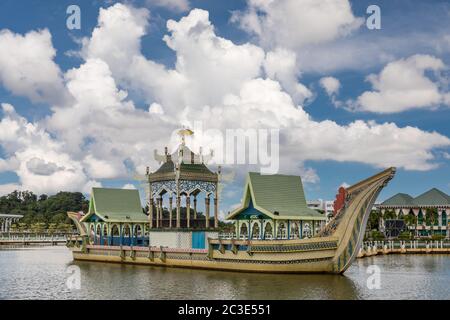 The replica of a 16th-century Sultan Bolkiah Mahligai Barge in front of the Omar 'Ali Saifuddien mosque in Brunei Darusallam, completed in 1967. Stock Photo