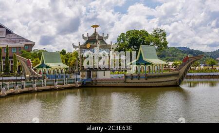 The replica of a 16th-century Sultan Bolkiah Mahligai Barge in front of the Omar 'Ali Saifuddien mosque in Brunei Darusallam, completed in 1967. Stock Photo