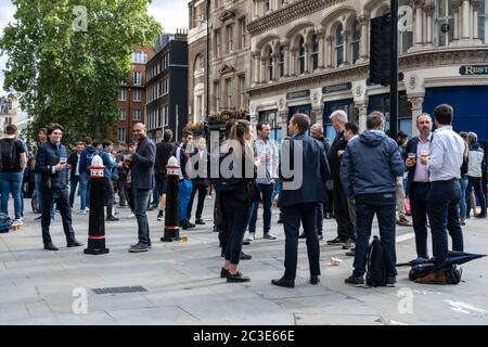 London - England - City of London - 19062020 - City workers enjoy a takeaway drink at the end of the week as Covid-19 restrictions continue - Photographer : Brian Duffy Stock Photo