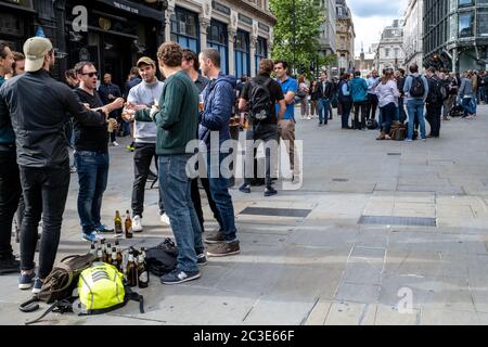 London - England - City of London - 19062020 - City workers enjoy a takeaway drink at the end of the week as Covid-19 restrictions continue - Photographer : Brian Duffy Stock Photo