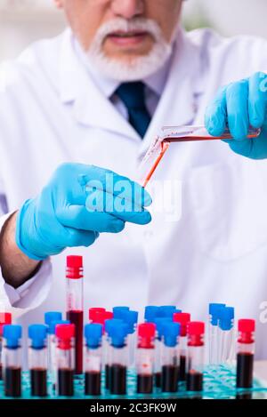Old male chemist working in the lab Stock Photo