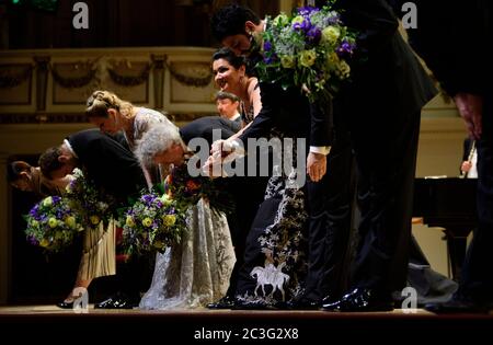 Dresden, Germany. 19th June, 2020. The Russian soprano Anna Netrebko (5th from left) and her husband Yusif Eyvazov (2nd from right) are on stage next to mezzo-soprano Elena Maximova (3rd from left) and the conductor Johannes Wulff-Woesten (4th from left) during the final applause at the end of the first concert after the Corona-related visitor's break in the Semperoper. On a total of four consecutive evenings, Verdi's opera 'Don Carlo' will be performed in a concert presentation. Credit: Robert Michael/dpa-Zentralbild/dpa/Alamy Live News Stock Photo