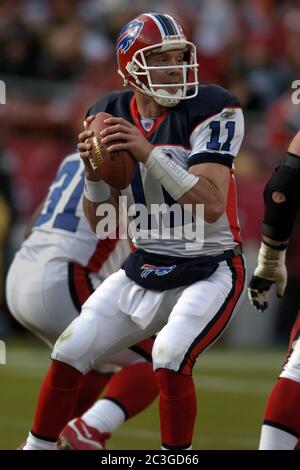 Buffalo Bills quarterback Drew Bledsoe looks downfield before releasing a  pass in the second quarter against the New England Patriots at Gillette  Stadium in Foxboro, MA, Saturday, December 27, 2003. The Patriots