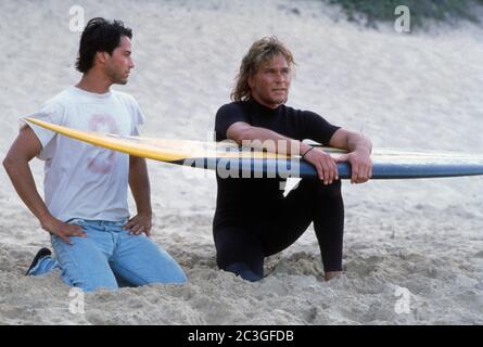 PATRICK SWAYZE and KEANU REEVES in POINT BREAK (1991), directed by KATHRYN BIGELOW. Credit: 20TH CENTURY FOX / Album Stock Photo