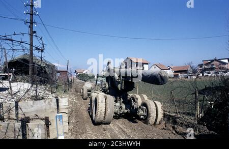 10th March 1994 During the war in Bosnia: a Bosnian Croat (HVO) M115 (8-inch howitzer M1) 203mm Towed Howitzer at the west entrance to the British base in Bila, just outside Vitez. Stock Photo