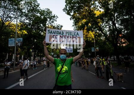 Madrid, Spain. 20th June, 2020. Madrid, Spain. June 20, 2020. A man carrying a placard during a demonstration in support of the public healthcare system and protesting against privatization. Healthcare workers are carrying out protests during the coronavirus crisis against the precariousness of their work. Credit: Marcos del Mazo/Alamy Live News