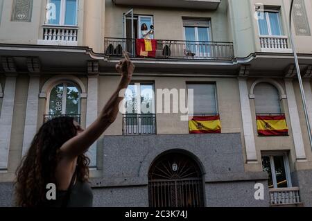 Madrid, Spain. 20th June, 2020. Madrid, Spain. June 20, 2020. A woman banging a pan making noise in a balcony against a demonstration in support of the public healthcare system. Healthcare workers are carrying out protests during the coronavirus crisis against the precariousness of their work. Credit: Marcos del Mazo/Alamy Live News