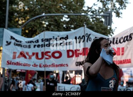 Madrid, Spain. 20th June, 2020. Demonstration against the privatization of public health called by the Anti-Privatization of Health Coordination (CAS). Groups of protesters displaying slogans in Emperor Charles V Square - Niño Jesus University Children's Hospital, Madrid, Spain. Credit: EnriquePSans/Alamy Live News