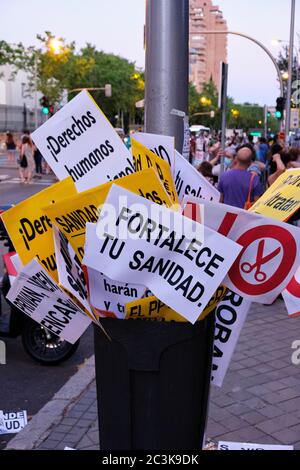 Madrid, Spain. 20th June, 2020. Demonstration against the privatization of public health called by the Anti-Privatization of Health Coordination (CAS). Groups of protesters displaying slogans in Emperor Charles V Square - Niño Jesus University Children's Hospital, Madrid, Spain. Credit: EnriquePSans/Alamy Live News