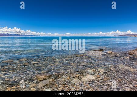 Stunning panorama view Namtso Lake (Lake Nam, Tengri Nor) western Nyenchen Tanglha Mountains on Qing Zang Plateau, summer sunny day with blue sky coul Stock Photo
