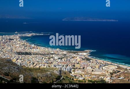 Panorama di Trapani con le isole Egadi Stock Photo