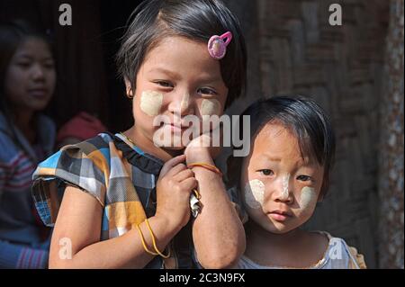 Palaung children in the village of Pein Ne Bin, Shan State near Kalaw, Myanmar Stock Photo