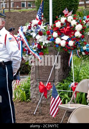 Oakland, NJ - May 24 - Memorial Day Parade.  A monument commemorating the fallen soldiers of WWI, WWII and The Vietnam War is decorated with memorial Stock Photo