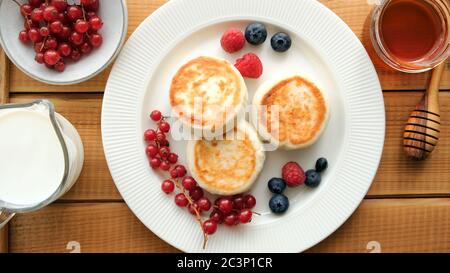 Cottage Cheese Fritters Known As Syrniki, Russian And Ukrainian Food. Healthy Breakfast Sweet Cheese Fritters, Mini Cheesecakes, Curd Pancakes Served Stock Photo