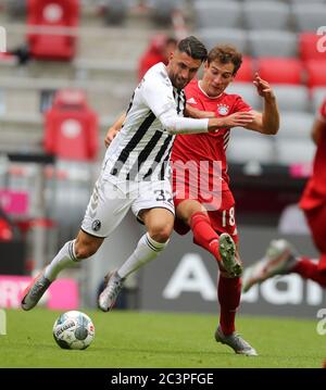 Leon GORETZKA, FCB 8 compete for the ball, tackling, duel, header ...