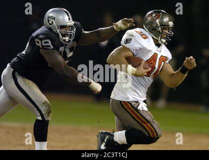 Tampa Bay Buccaneers' fullback Mike Alstott (40) plows his way through the  Chicago Bears' defense to score midway through the fourth quarter leaving  the Buccaneers trailing by three points during a game