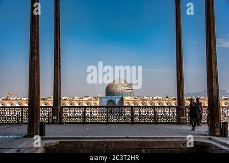 Sheikh Lotfollah Mosque at Naqsh-e Jahan Square from Ali Qapu Palace terrace, Isfahan, Iran Stock Photo