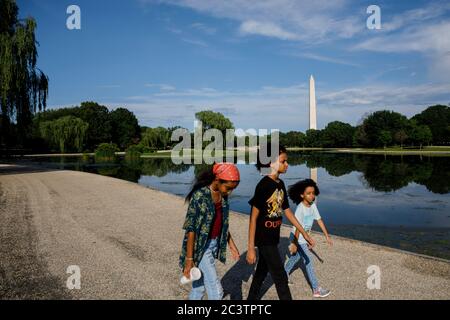 Washington, DC, USA. 21st June, 2020. People spend their afternoon on the National Mall in Washington, DC, the United States, June 21, 2020. Credit: Ting Shen/Xinhua/Alamy Live News Stock Photo