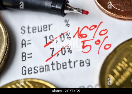 Struck-through rates of VAT on a cash receipt, Symbolfoto for reduced value added tax to stimulate the economy, Durchgestrichene Mehrwertsteuersätze a