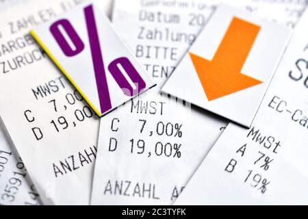Percent sign and downward pointing arrow on receipts, symbol photo for VAT cut to stimulate the economy, Prozentzeichen und abwärts gerichteter Pfeil