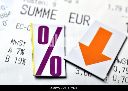 Percent sign and downward pointing arrow on receipts, symbol photo for VAT cut to stimulate the economy, Prozentzeichen und abwärts gerichteter Pfeil