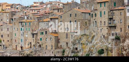 The medieval hill town of Pitigliano built on a tuff rock cliff, Tuscany, Italy Stock Photo