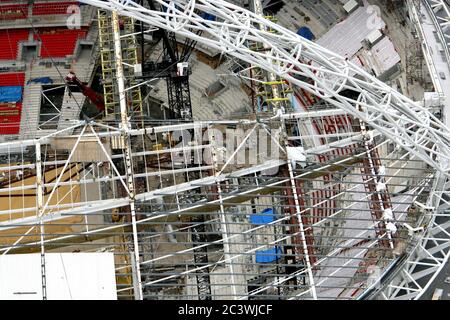 Rebuilding Wembley Stadium. A girder falls from the roof structure and all the construction workers evacuated to safety 20th March 2006. After the old Stock Photo