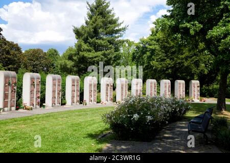 Urnengraeber, auch Kolumbarium genannt, auf einem Friedhof. Stock Photo