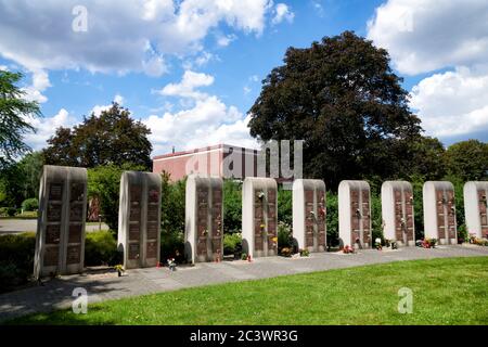 Urnengraeber, auch Kolumbarium genannt, auf einem Friedhof. Stock Photo