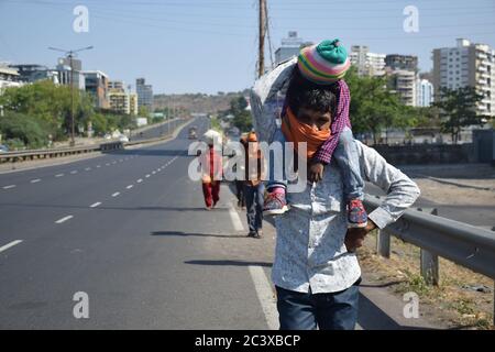 Ramesh Waskele, a Worker of a Toll Plaza of Kolhapur Walking on Pune Banglore Highway, Pune to go home in MP (714 KM) with his family in lockdown Stock Photo