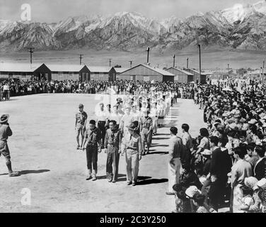 Evacuees of Japanese Ancestry attending Memorial Day services at War Relocation Authority Center, Manzanar, California, USA, 1942 Stock Photo