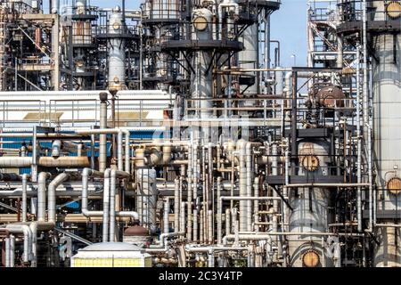 CRACKING TOWERS PETRO CHEMICAL OIL REFINERY Stock Photo - Alamy