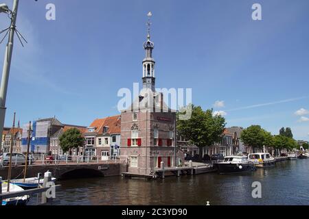 Accijnstoren, excise tower, and boats at Bierkade in the Dutch city of Alkmaar. June, North Holland, Netherlands. Stock Photo