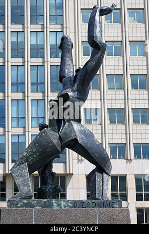 rotterdam, netherlands - 2020.06.17 we: bronze memorial sculpture the destroyed city ( de verwoeste stad ) at leuvehaven by ossip zadkine commemoratin Stock Photo