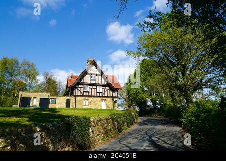 Victorian Lodge building at entrance to David Salamons Estate, Broomhill Road,  Southborough, near Tunbridge Wells, Kent, England Stock Photo