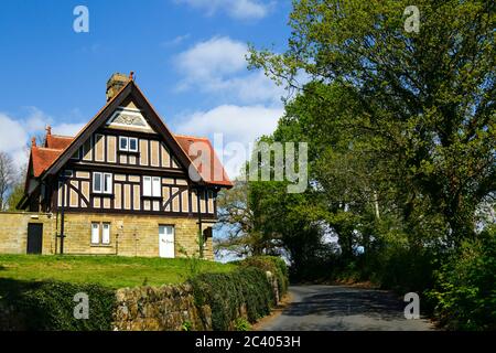 Victorian Lodge building at entrance to David Salamons Estate, Broomhill Road,  Southborough, near Tunbridge Wells, Kent, England Stock Photo