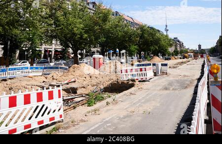 Berlin, Germany. 23rd June, 2020. View of the construction site for the subway U5 at the street Unter den Linden. The gap is intended to extend the U5 from Alexanderplatz to the Brandenburg Gate and merge it with the already completed U55. By the end of 2020, the U5 could already be running here. Credit: Annette Riedl/dpa/Alamy Live News Stock Photo