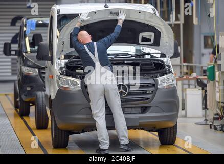 Ludwigsfelde, Germany. 22nd June, 2020. Commercial vehicles of the Sprinter type are built at the Mercedes-Benz AG Ludwigsfelde plant. Credit: Patrick Pleul/dpa-Zentralbild/ZB/dpa/Alamy Live News Stock Photo