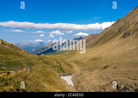 Die Capanna Corno-Gries CAS im Val Corno, Kanton Tessin. Sicht Richtung Val Bedretto. Hinten rechts Poncione di Valleggia. (no property-release) Stock Photo