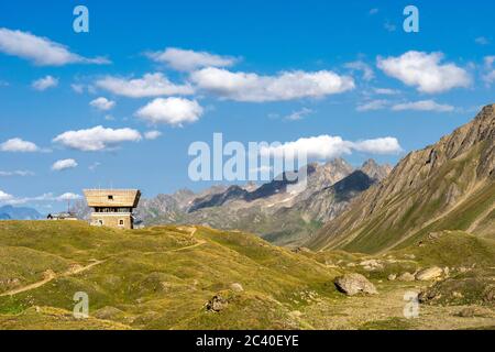 Die Capanna Corno-Gries CAS im Val Corno, Kanton Tessin. Sicht Richtung Val Bedretto. Hinten von rechts Pizzo Grandinagia und Poncione di Valleggia. ( Stock Photo