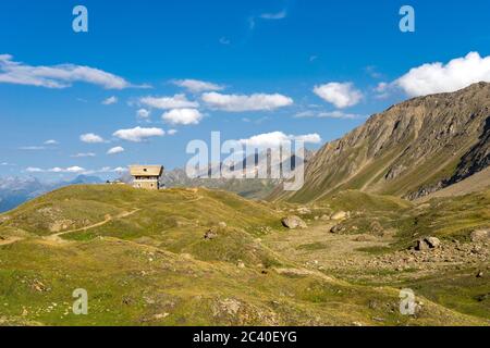 Die Capanna Corno-Gries CAS im Val Corno, Kanton Tessin. Sicht Richtung Val Bedretto. Hinten von rechts Pizzo Grandinagia und Poncione di Valleggia. ( Stock Photo