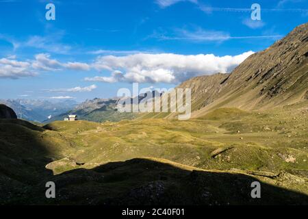 Die Capanna Corno-Gries CAS im Val Corno, Kanton Tessin, am Abend. Sicht Richtung Val Bedretto. Hinten von rechts Pizzo Grandinagia, Poncione di Valle Stock Photo