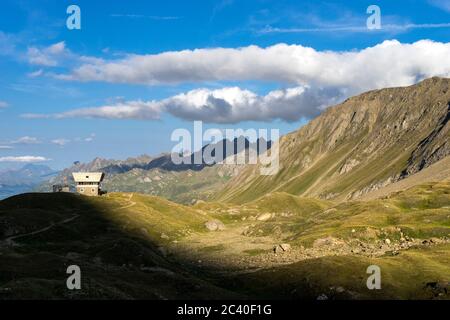 Die Capanna Corno-Gries CAS im Val Corno, Kanton Tessin, am Abend. Sicht Richtung Val Bedretto. Hinten von rechts Pizzo Grandinagia, Poncione di Valle Stock Photo