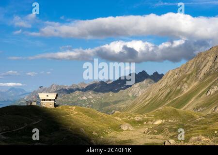 Die Capanna Corno-Gries CAS im Val Corno, Kanton Tessin, am Abend. Sicht Richtung Val Bedretto. Hinten von rechts Pizzo Grandinagia, Poncione di Valle Stock Photo