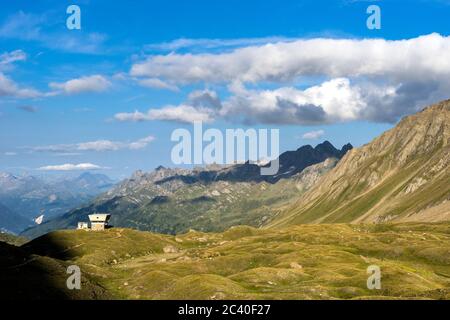 Die Capanna Corno-Gries CAS im Val Corno, Kanton Tessin, am Abend. Sicht Richtung Val Bedretto. Hinten von rechts Pizzo Grandinagia, Poncione di Valle Stock Photo