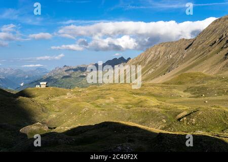 Die Capanna Corno-Gries CAS im Val Corno, Kanton Tessin, am Abend. Sicht Richtung Val Bedretto. Hinten von rechts Pizzo Grandinagia, Poncione di Valle Stock Photo