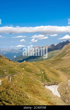 Die Capanna Corno-Gries CAS im Val Corno, Kanton Tessin. Sicht Richtung Val Bedretto. Hinten rechts Poncione di Valleggia. (no property-release) Stock Photo