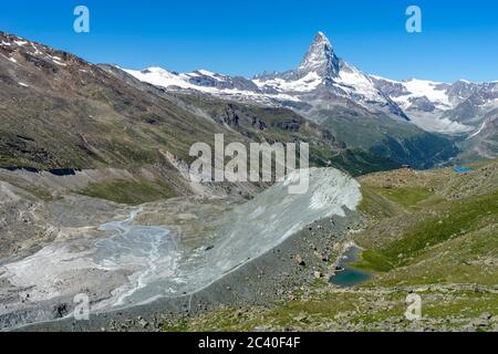Die Fluhalp und das Berghaus Fluhalp neben der Moräne des