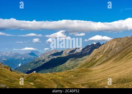 Die Capanna Corno-Gries CAS im Val Corno, Kanton Tessin. Sicht Richtung Val Bedretto. Hinten rechts Poncione di Valleggia. (no property-release) Stock Photo