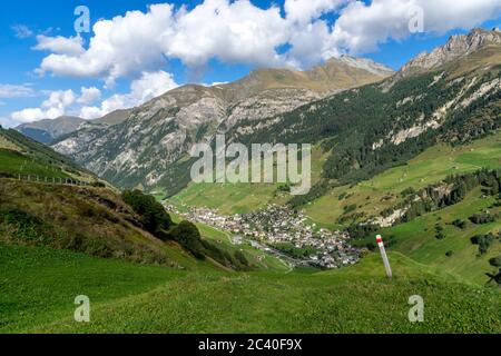 Das Dorf Vals im Valser Tal, Graubünden. Darüber Piz Tomül oder Wissasteihora. Markierung eines Bergwanderweges. Stock Photo